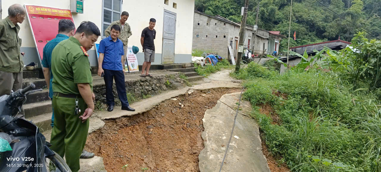 Lãnh đạo Đảng uỷ, UBND xã kiểm tra khắc phục hậu quả sau bão số 10